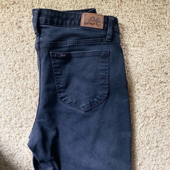 Preloved black lee jeans, to go with any outfit. Perfect condition, 33 waist. - Picture 4 of 7